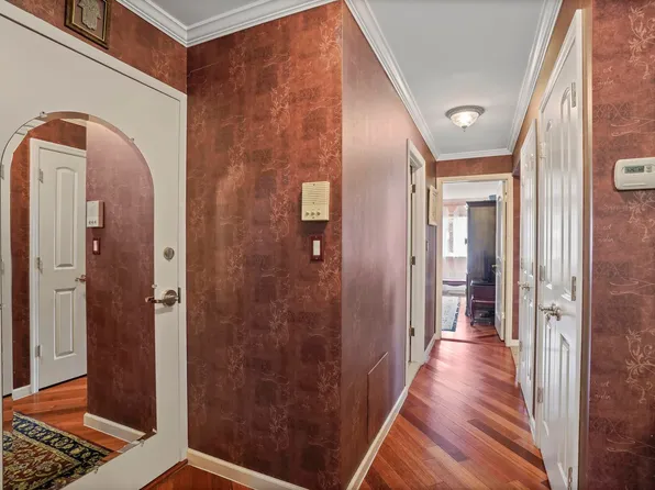 2514 Hubbard Street image 7 of 30