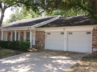 612 Robinhood Ln, Bedford, TX 76021