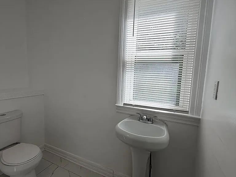 2224 Helen St — Photo 6