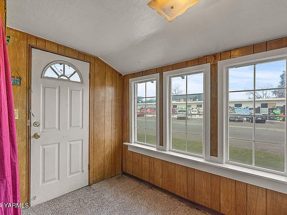 Inclosed Front Space>