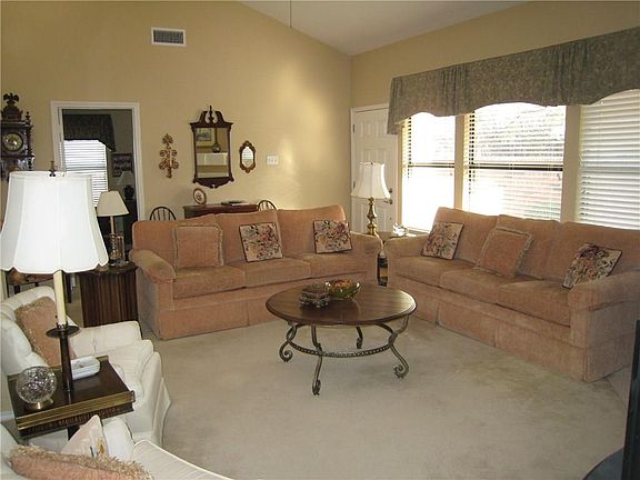 3rd image of 921 Forest Cres