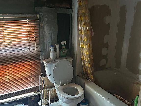 4th image of 914 Main St
