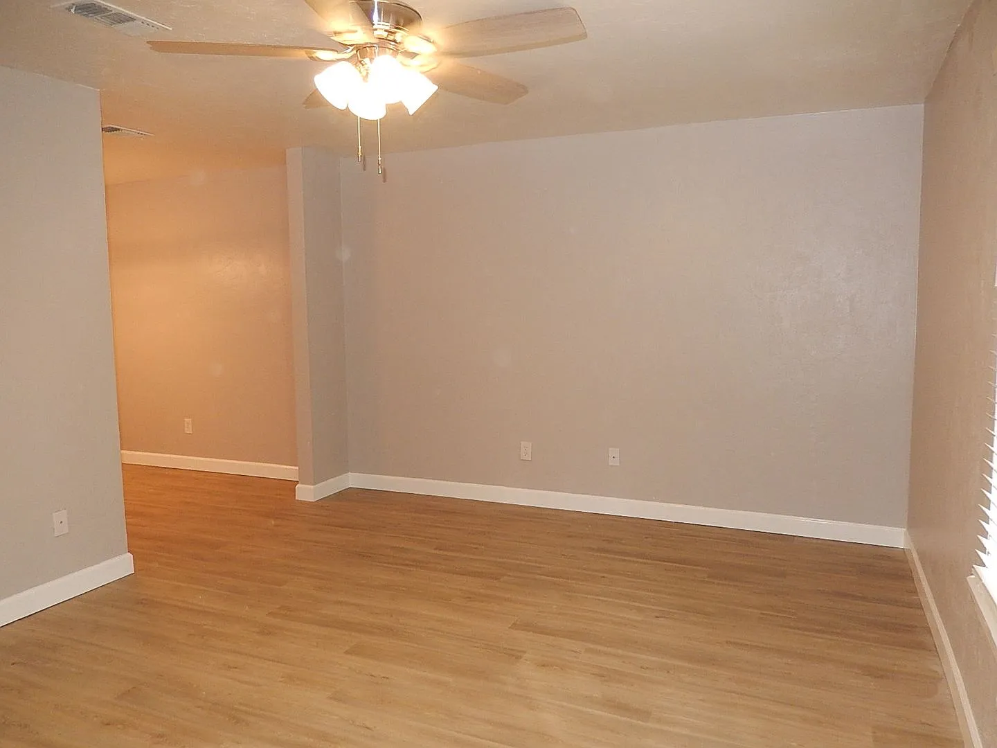 Modern & Renovated 2/1 House W/ Big Bedrooms, Large Yard, & Deck! Stainless Steel Appliances & No... — Photo 3