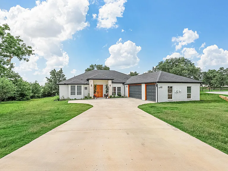 4013 Legend Trl — Photo 45
