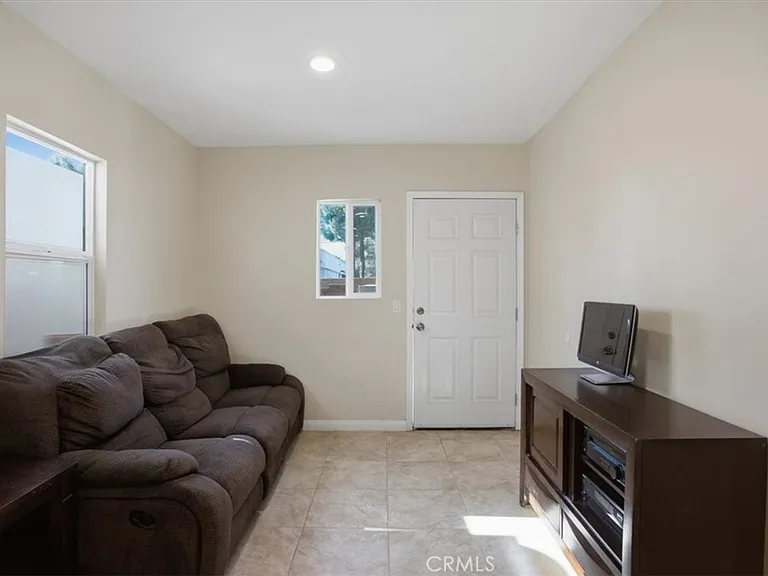 7542 White Oak Ave — Photo 5