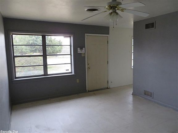 2nd image of 909 W 47th St