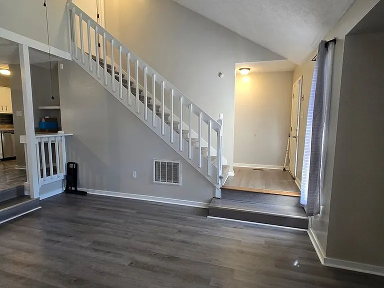 6484 Kelmscot Ct — Photo 5