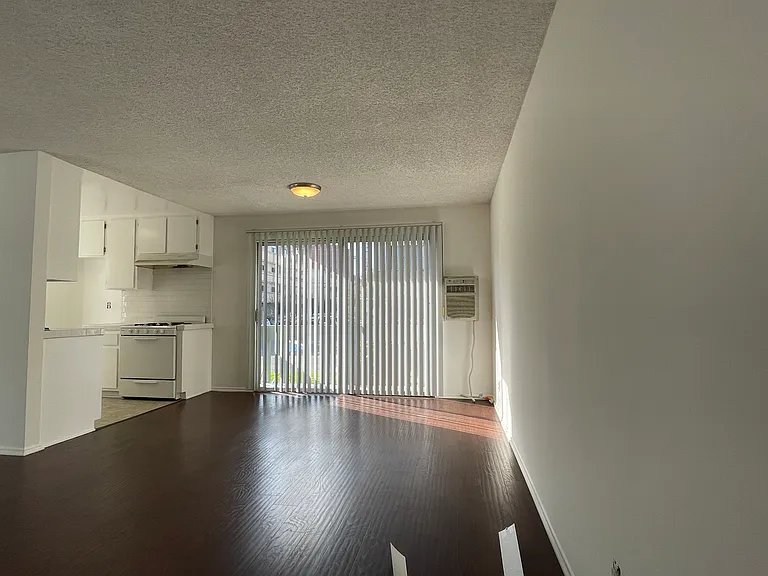 904-908 Granville Ave — Photo 9