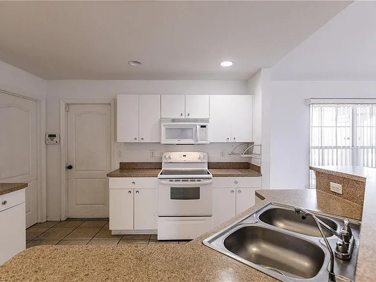 1627 NE 7th Pl — Photo 11