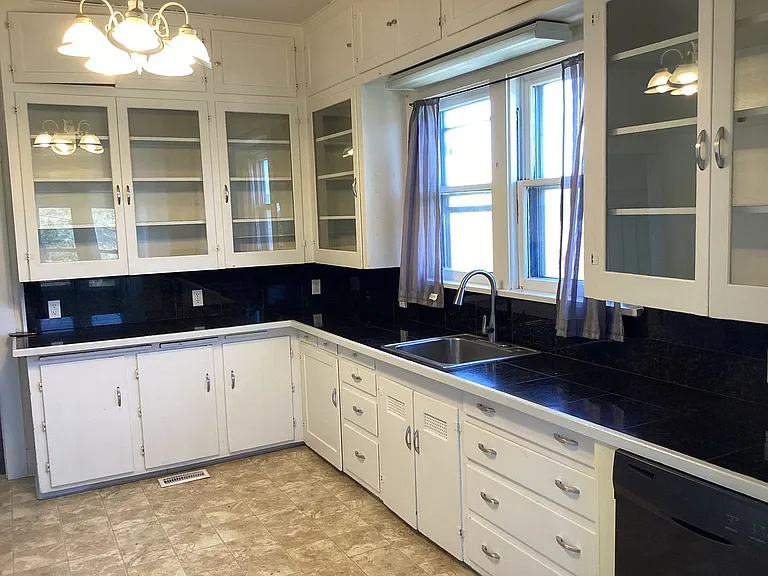 327 Grant St — Photo 2
