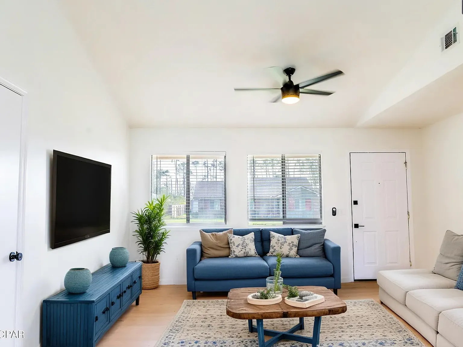 3 bed, 1205 sqft, $2,100 — Photo 1