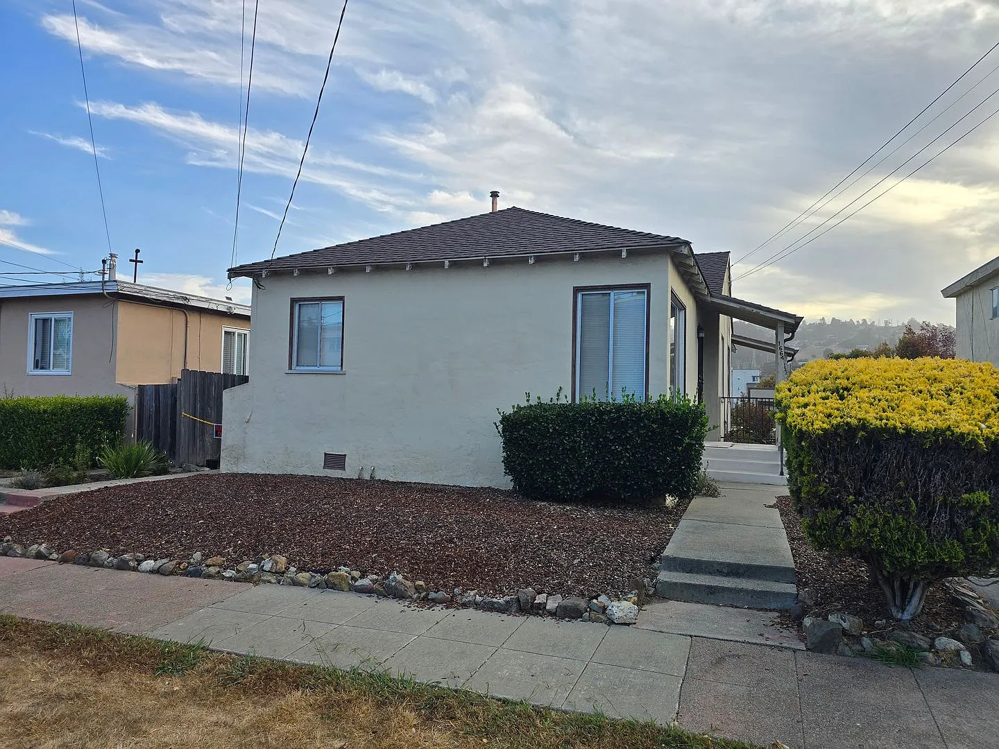 Charming 1-Bedroom, 1-Bath Front Unit Near El Cerrito Border — Photo 1