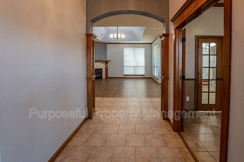 3 bed, 2.0 bath, 2077 sqft, $2,200 — Photo 4