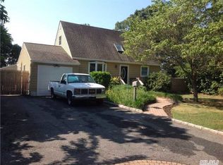8 Beech Pl, Bay Shore, NY 11706