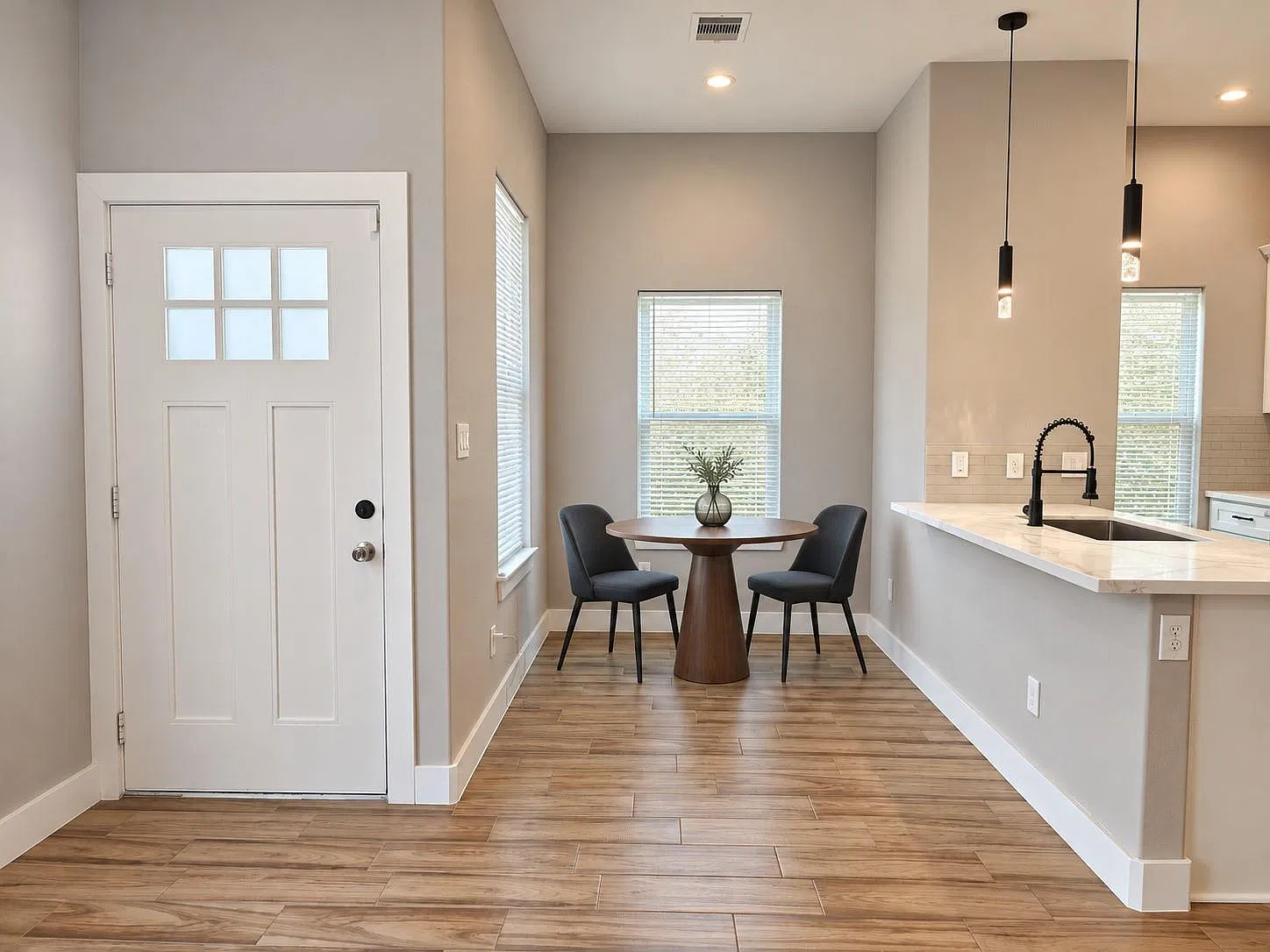 2 bed, 2.0 bath, 2100 sqft, $1,595 — Photo 3