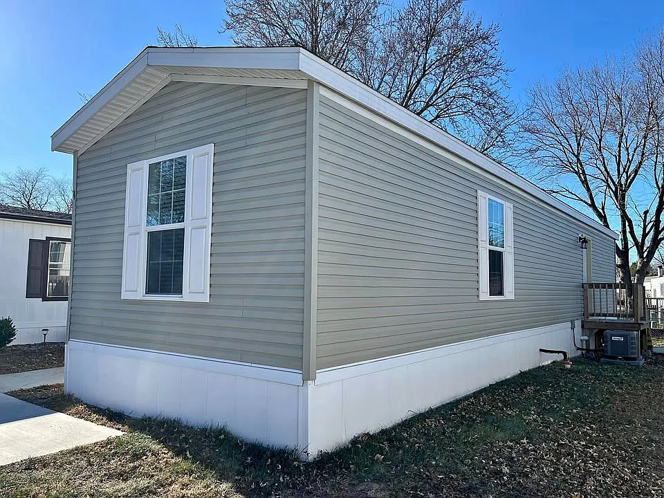 Building Photo - 1440 W Plum St #128
