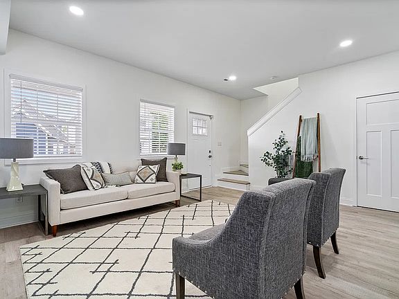 4th image of 20 E Regent St