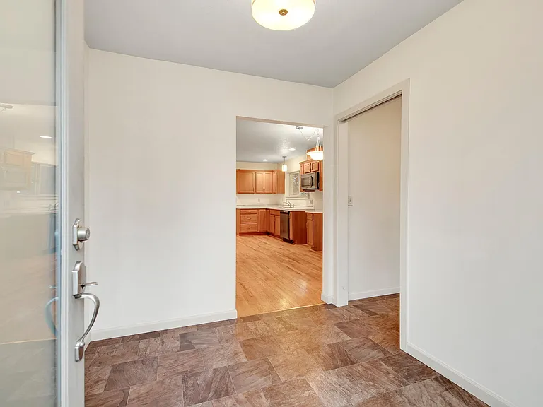 6011 SE Insley St — Photo 2