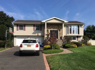33 Bethal Ln, Commack, NY 11725