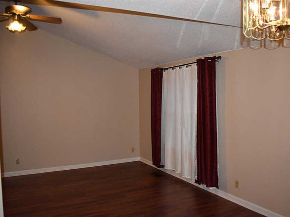 4th image of 415 Woodale Dr