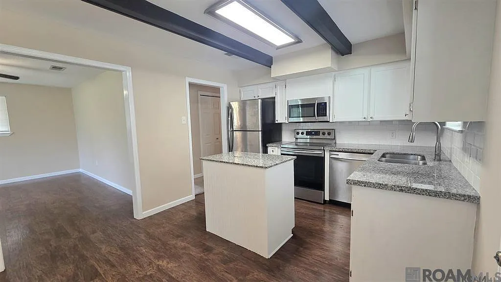 3 bed, 1876 sqft, $1,800 — Photo 1
