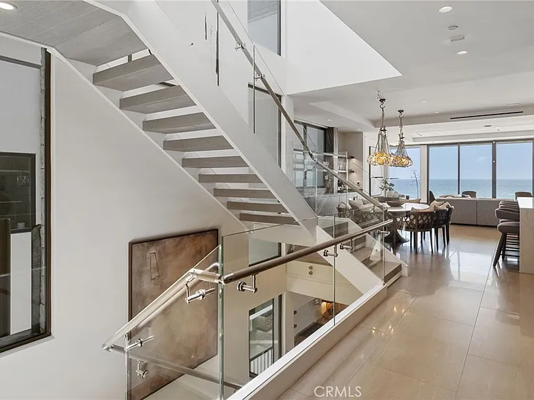 716 The Strand — Photo 16
