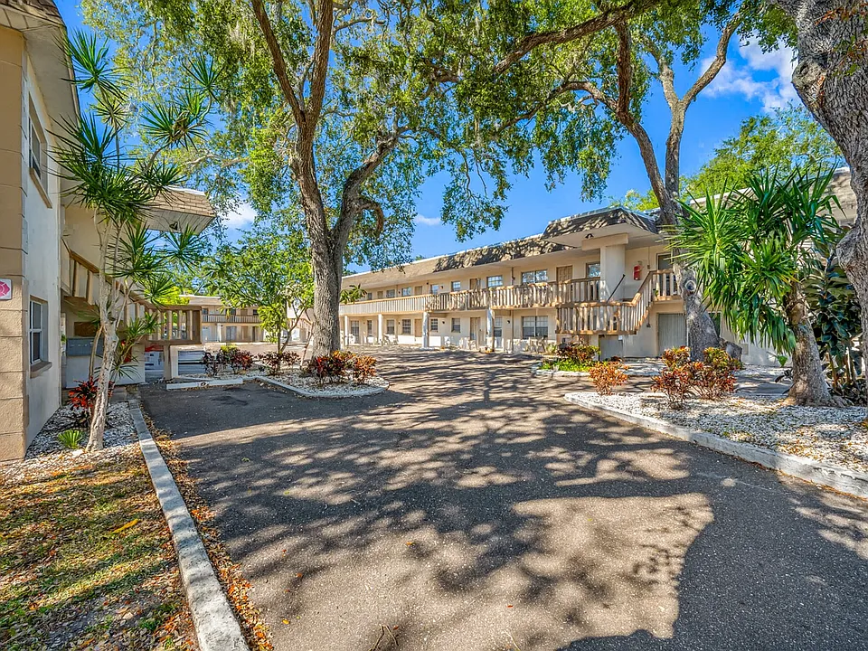 Breezy Palms - 1 & 2 Bedroom Apartments in Largo | 1 Month FREE + Reduced Deposit!