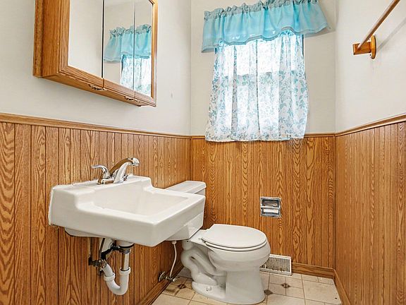 5th image of 40 Greenway Dr