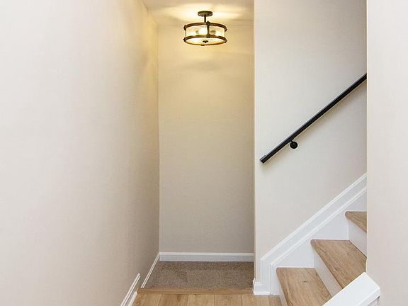 4th image of 647 Windsor Dr