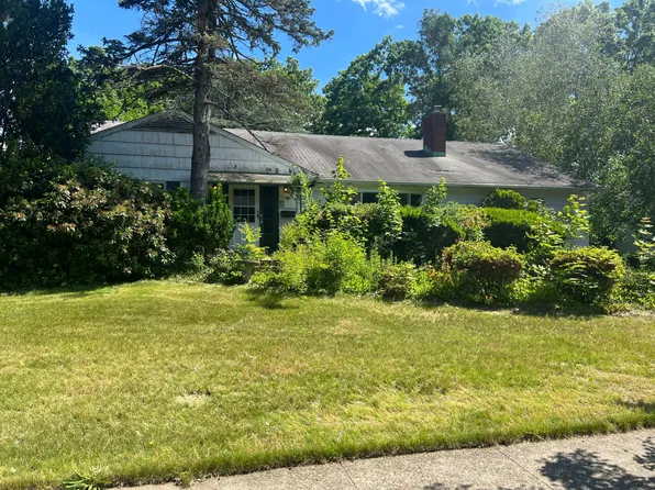 61 Lauren Ave, Dix Hills, NY 11746