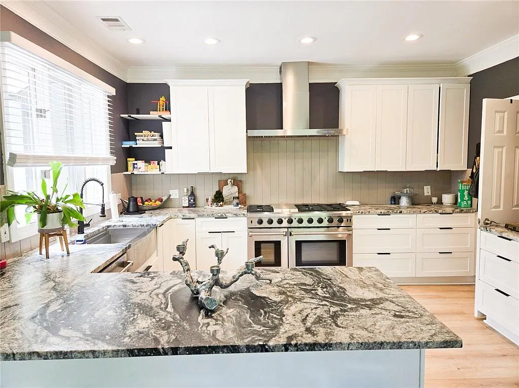 4 bed, 3.0 bath, 2818 sqft, $4,290 — Photo 3