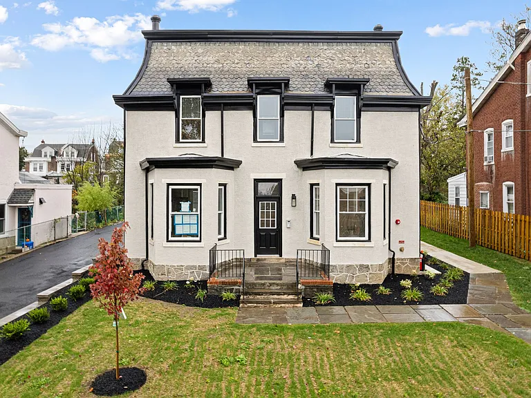 472 Roxborough Ave — Photo 2