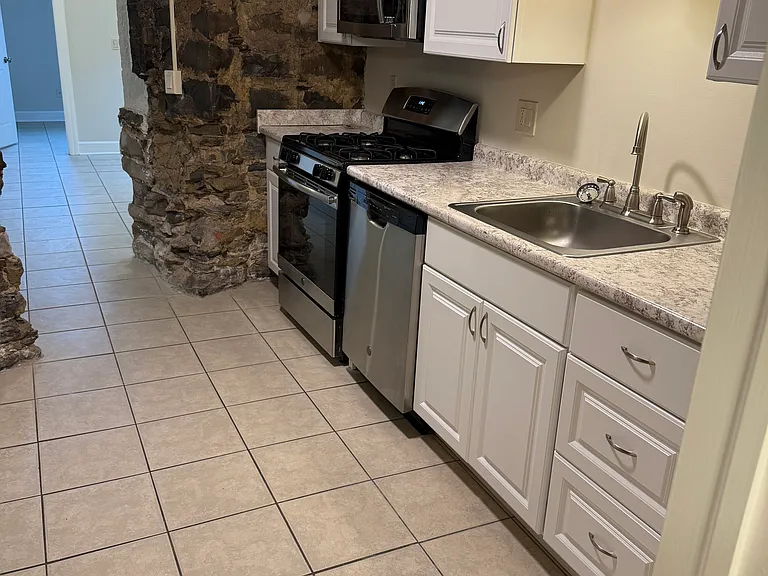 Chapel Hill Apartments — Photo 20