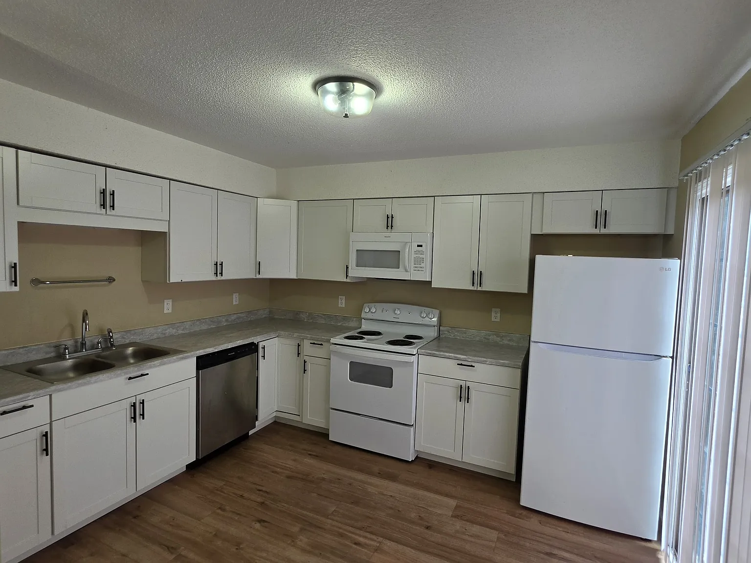 2 bed, 1.5 bath, 1144 sqft, $1,300 — Photo 4
