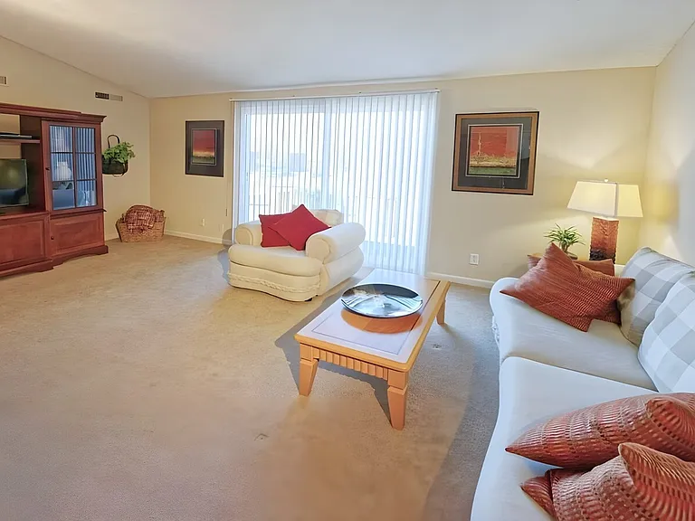 Regency Court — Photo 8