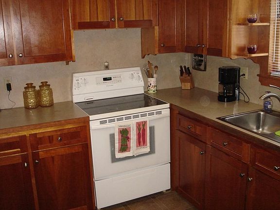 4th image of 30 Wilshire Dr