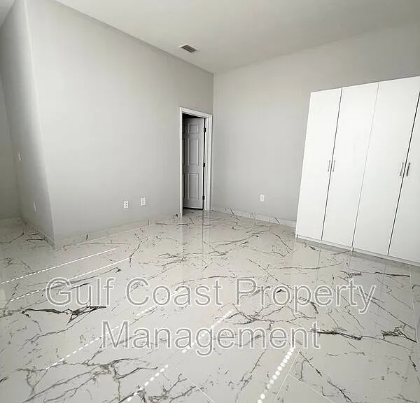 2216 NE 10th Pl — Photo 32
