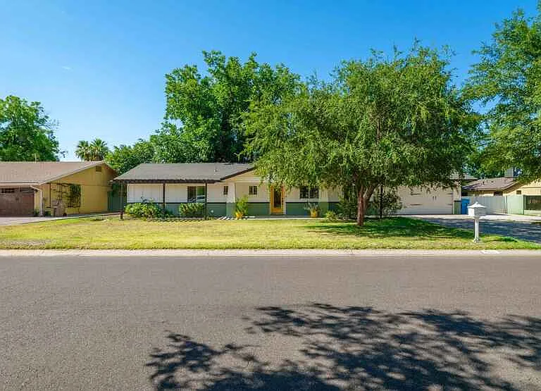 121 W Orchid Ln — Photo 2