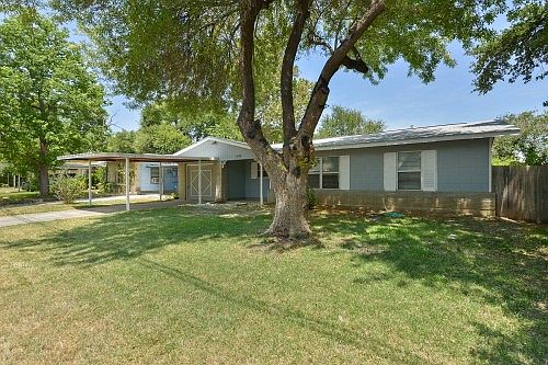 3rd image of 1919 Candlelight Ln