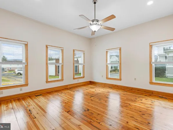 213 Piccadilly St #A, Edinburg, VA 22824