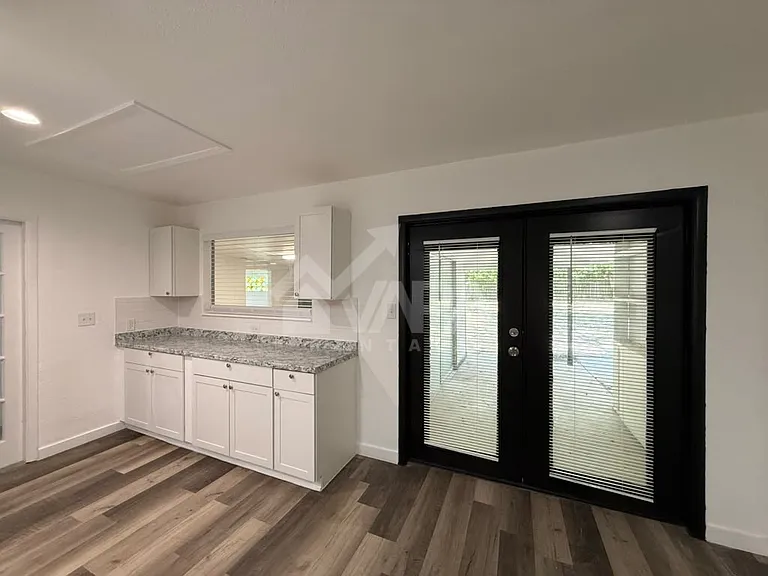 217 Avenue E St — Photo 4