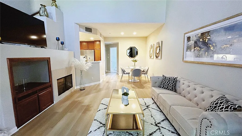 2 bed, 1335 sqft, $4,500 — Photo 4