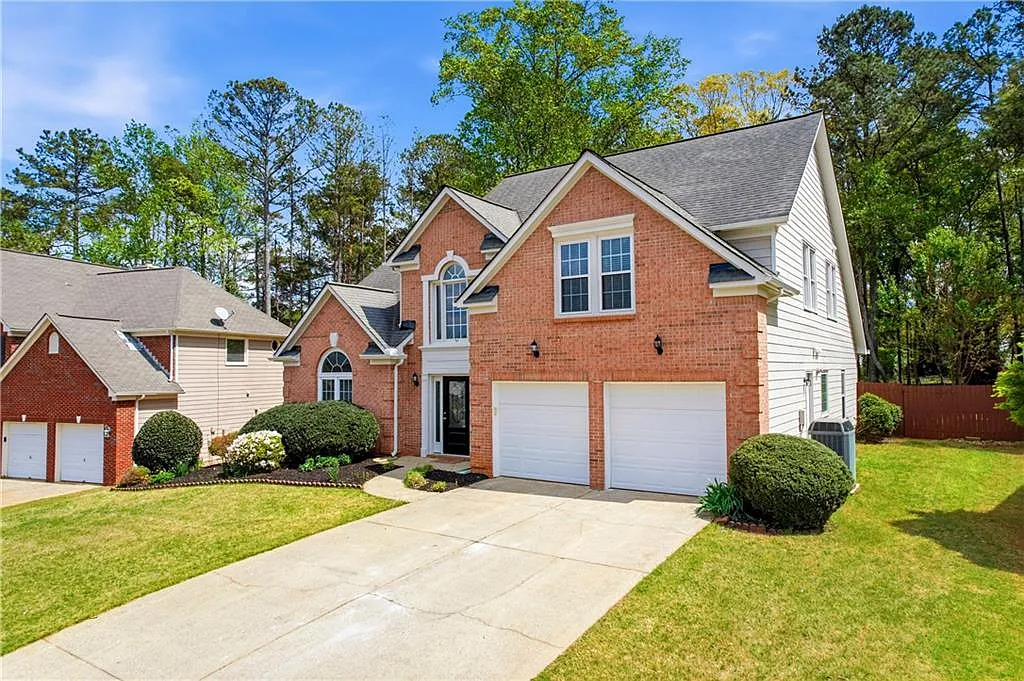 5 bed, 2.5 bath, 2919 sqft, $3,100 — Photo 2