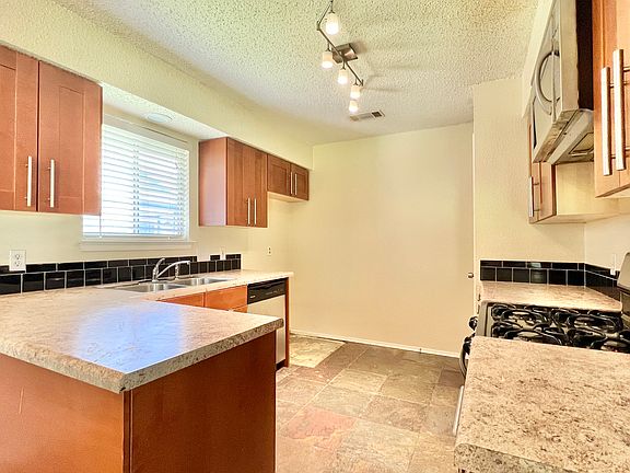 3rd image of 702 Twin Oak Trl