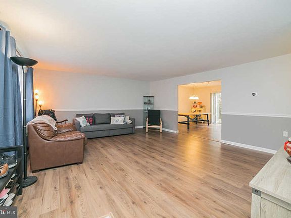 3rd image of 1078 Westbury Dr