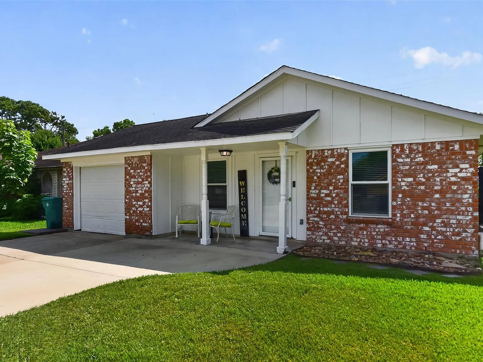 3 bed, 1.0 bath, 1057 sqft, $1,830 — Photo 2