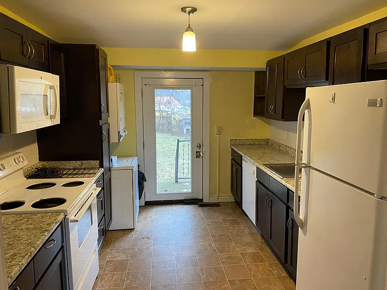 722 Hart Ave — Photo 3