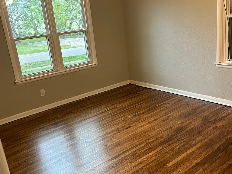 809 E Elgin Pl — Photo 3