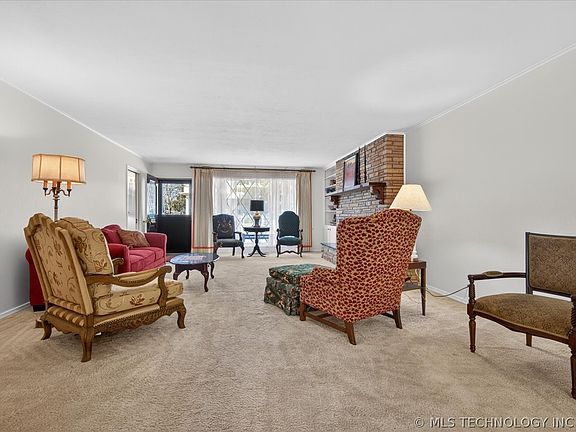 5th image of 105 W 12th St