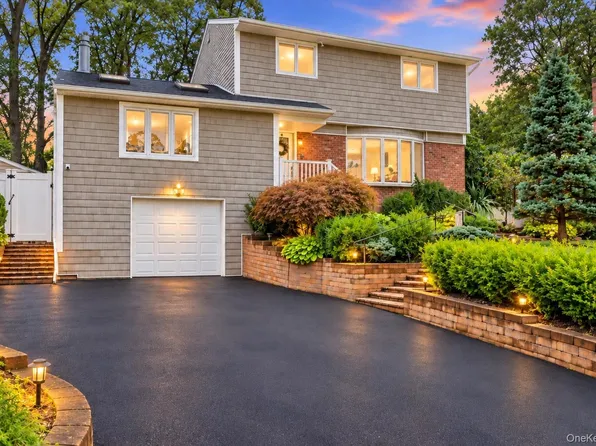 16 Wren Drive, Hauppauge, NY 11788